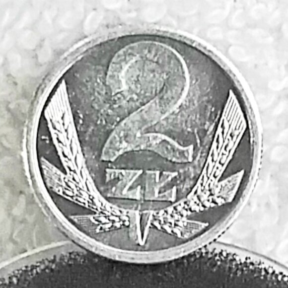 Circulated 1990 Polish 2 Zlote Rzeczpospolita Ludoa Coin Made of Aluminum!! - Picture 1 of 3
